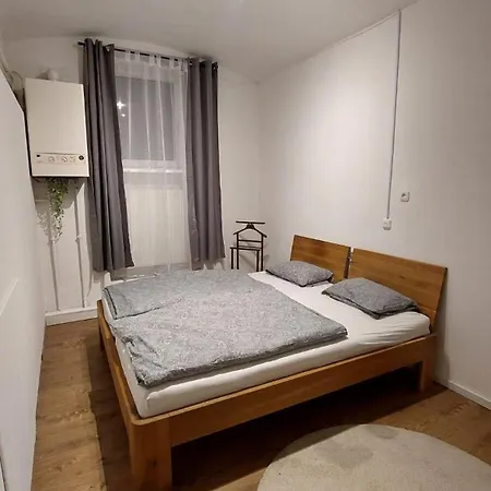 Urban Hideaway - Stylish Downtown Apartment Апартаменты Вельс