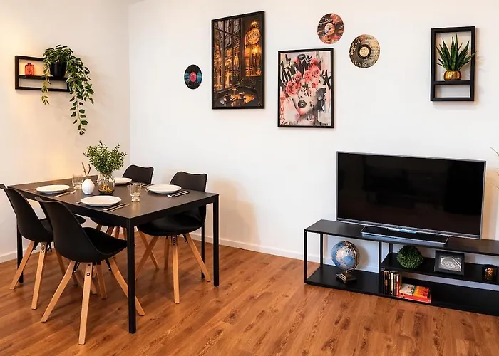 Urban Hideaway - Stylish Downtown Apartment Wels