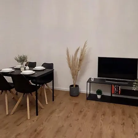 Urban Hideaway - Stylish Downtown Apartment * Βελς