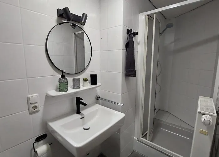 Urban Hideaway - Stylish Downtown Apartment شقة *